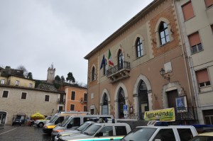 Immagine esterna del palazzo comunale con i mezzi di Protezione Civile